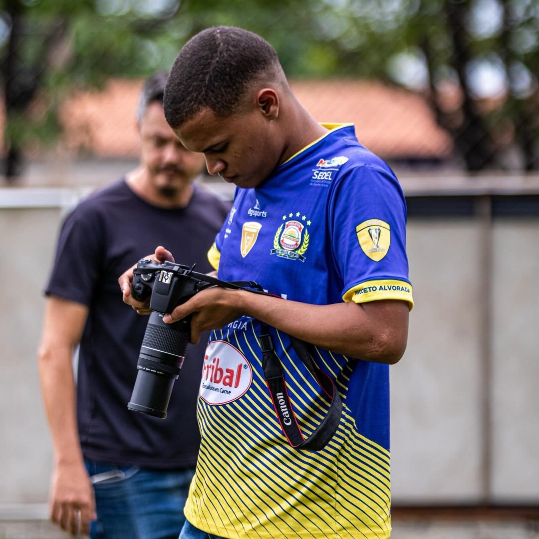 Rikelmy Damasceno segurando uma câmera durante uma gravação